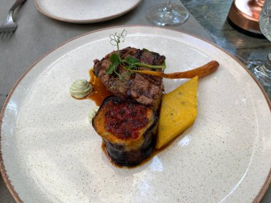 Restoranda servis edilen patlıcan ve biberiyeli ızgara biftek. Yemek için hazır..