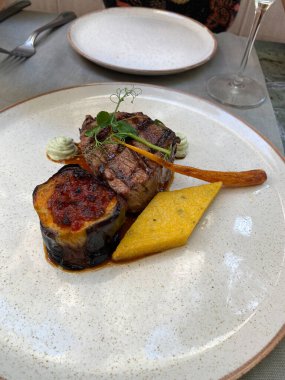 Restoranda servis edilen patlıcan ve biberiyeli ızgara biftek. Yemek için hazır..