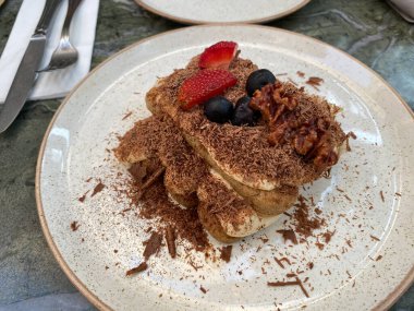 Tiramisu Pastası, Lokantada böğürtlenlerle servis edilir. geleneksel tatlı.