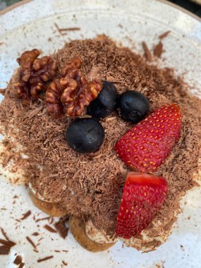 Tiramisu Pastası, Lokantada böğürtlenlerle servis edilir. geleneksel tatlı.