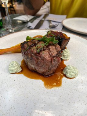 Restoranda servis edilen patlıcan ve biberiyeli ızgara biftek. Yemek için hazır..