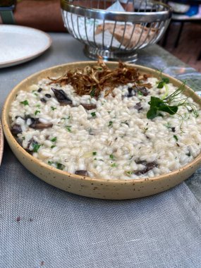 İtalyan restoranında servis edilen risotto funghi porcini. Geleneksel yemek.