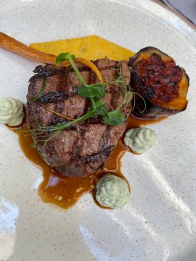 Restoranda servis edilen patlıcan ve biberiyeli ızgara biftek. Yemek için hazır..