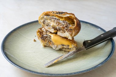 Calzone Burger veya Hamburger Cheeseburger. Moda Yiyecekler. Yemeye hazır..