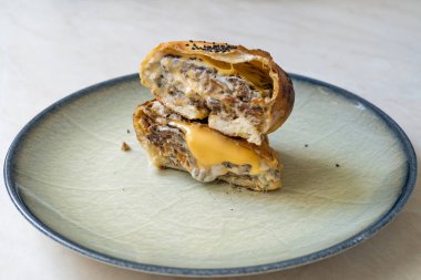 Calzone Burger veya Hamburger Cheeseburger. Moda Yiyecekler. Yemeye hazır..