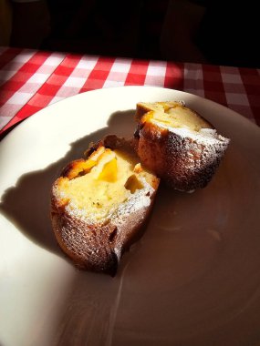 Peach Cake ve Pudra Şekeri Local Restaurant 'ta servis ediliyor. Yemek için hazır..