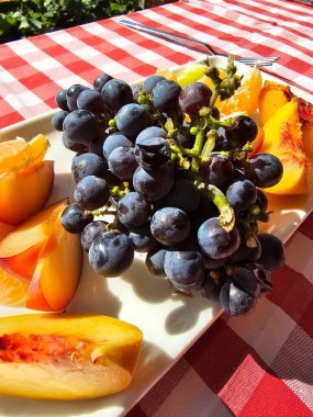 Restoranda geleneksel tabelayla servis edilen karışık meyveli bir tabak. Yemek için hazır..