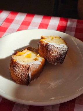 Peach Cake ve Pudra Şekeri Local Restaurant 'ta servis ediliyor. Yemek için hazır..