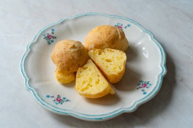 Taze pişmiş geleneksel Brezilya peynirli ekmek topları. Yemek için hazır..