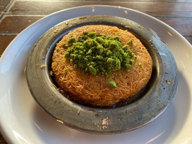 Kadayif ve Pistachio pudralı Kunefe Geleneksel Türk Tatlısı. Yemeye hazır..