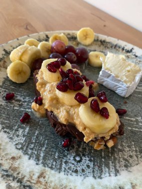 Ekmek ve peynirli muzlu Fıstık Ezmesi. Yemek için hazır..