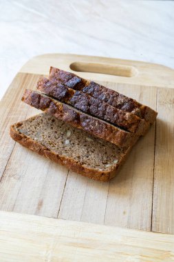 Einkorn ve Rye unlu Balkan Ekmeği, ayçekirdeği, kişniş tohumu ve keten tohumu. Organik yiyecekler yemeye hazır..