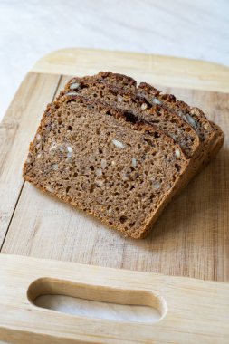 Einkorn ve Rye unlu Balkan Ekmeği, ayçekirdeği, kişniş tohumu ve keten tohumu. Organik yiyecekler yemeye hazır..