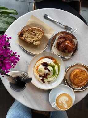 Türk Cilbir, Kahve ve Fırınları ile Kafe Restoranında Kahvaltı Tabağı. Yemek için hazır..
