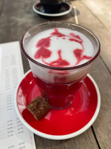 Latte Merah Muda Bit Dengan Busa Minuman Sayur Siap Untuk Stok Foto Bebas Royalti