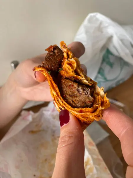 Adana Urfa Kebab Shawarma Ugryziona Ręka Gotowy Jedzenia Zdjęcia Stockowe bez tantiem
