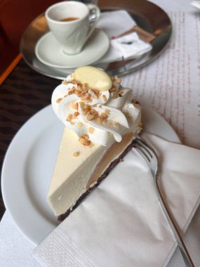 Klasik New York peynirli kraker dilimi, kraker kabuğu ve krem şantili. Yemek için hazır..