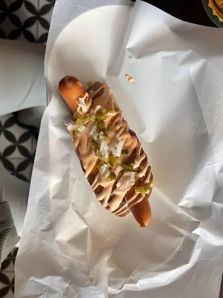 Hot Dog Street Food Dengan Mustard Dan Pickles Siap Melayani Stok Lukisan  