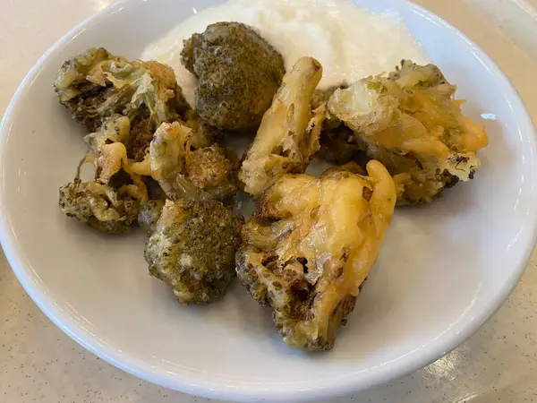 Goreng Crisy Broccoli Bites Batter Dengan Yoghurt Siap Untuk Makan Stok Foto