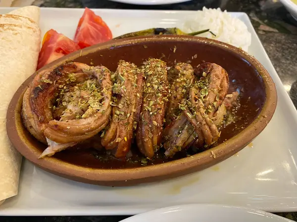 在Casserole的Kokorec土耳其传统的离岸食品在当地餐馆供应 准备好吃了 免版税图库照片