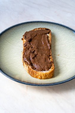 Granola Butter Spread on Bread veya Ready with Spoon in Jar. Yemeye hazır..