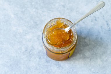 Kavanozda ev yapımı limon reçeli ve kaşık. Yemek için hazır..