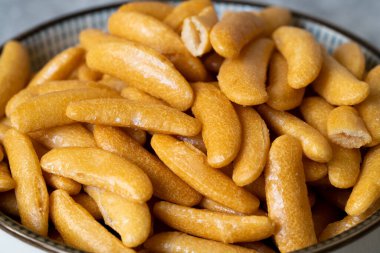 Senbei çıtır pirinç krakerleri, kaki yemeye hazır. Geleneksel sağlıklı yiyecekler.