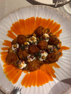 Fine Dining Tepsi Manti yanmış yoğurt, siyah sarımsak, baharatlı nohut. Hamur tatlısı yemeye ve servis etmeye hazır..