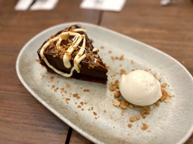 Lokantada dondurmalı çikolatalı tart servis ediliyor. Yemek için hazır..