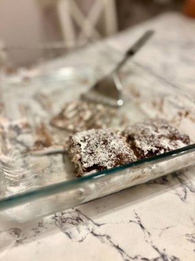 Türk Tatlısı Sarma Çikolatalı puding, krema ve hindistan cevizi tozu. Yemek için hazır..