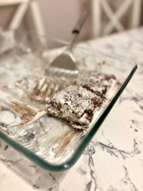 Türk Tatlısı Sarma Çikolatalı puding, krema ve hindistan cevizi tozu. Yemek için hazır..