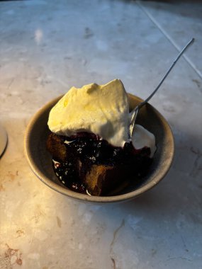 Restoranda servis edilen peynirli muzlu ekmek. Yemek için hazır..