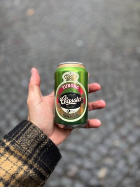 Tuborg klasiğinde Danimarka birası. En popüler bira. Kopenhag, Danimarka 28 Mart 2023. İçmeye hazır.