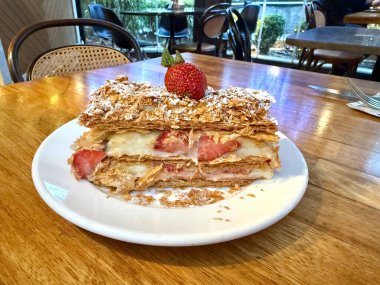 Çilekli puf böreği, çilekli milföy.