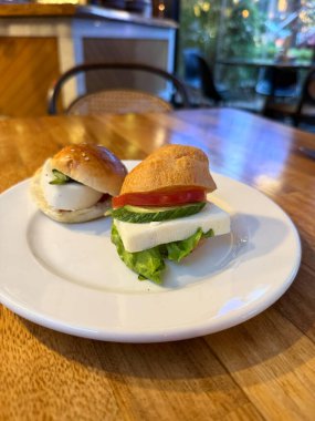 Restorandaki bir panoda mini sandviçler. Yemek hazır.