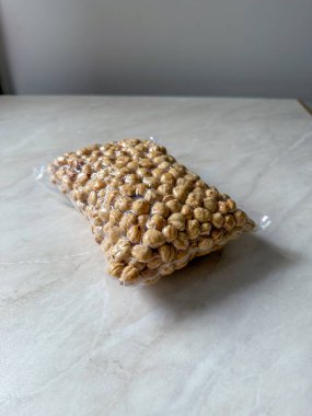 Şeffaf plastik torbaya doldurulmuş vakumlu fındık. Yemek hazır.