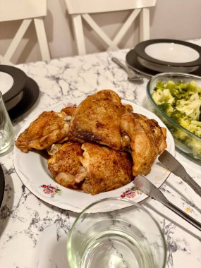 Ev yapımı tavuk butları kavrulmuş ya da kırmızı biber, baharat ve limon ile kızartılmış. Yemek hazır.