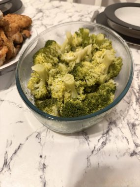 Sarımsak ve zeytinyağlı brokoli salatası aperatifi. Yemek hazır.