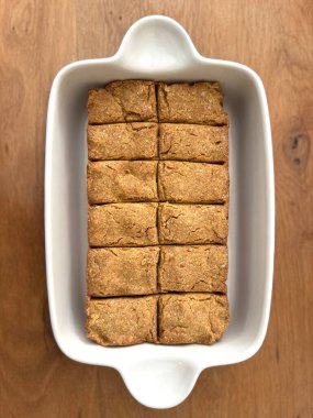 Mısır ekmeği mısır unu ve mısır unu içeren ekmektir. Güzel ev yapımı sarı dilimlenmiş mısır ekmeği. Yemek hazır.