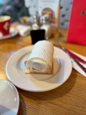 Cafe restoranında İsviçre Muzlu Kek Süngeri ya da Roulade Pastası