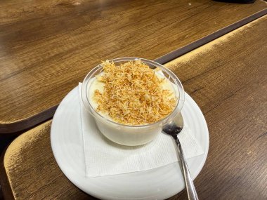 Geleneksel sütlü çıtır Ramazan tatlı muhallebi kavrulmuş kadayif ve dilimlenmiş şam fıstığı. Kadayifli Muhallebi restoranda hizmet verdi 