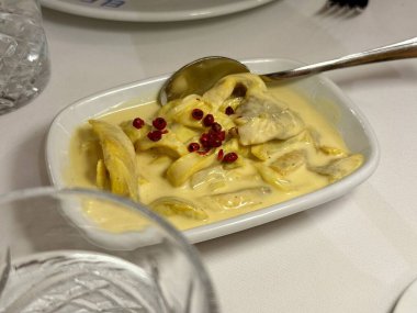 Hardal soslu marine edilmiş levrek. Yemek masasındaki balık restoranında aperatif olarak.