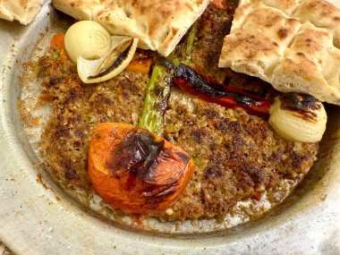 Tepsi kebabı. Güneydoğu Anadolu Bölgesi Mutfağı, Türk ismi Kilis Tava. Yemek hazır.