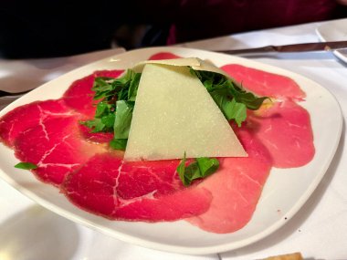 Arugula ve parmesan peynirli biftek carpaccio. Lokantada servis edildi..