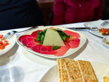 Arugula ve parmesan peynirli biftek carpaccio. Lokantada servis edildi..