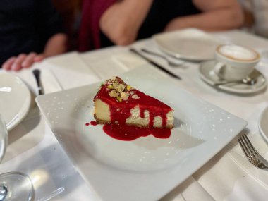 Ahududulu cheesecake veya ahududulu kremalı mus keki restoranda servis edilir.