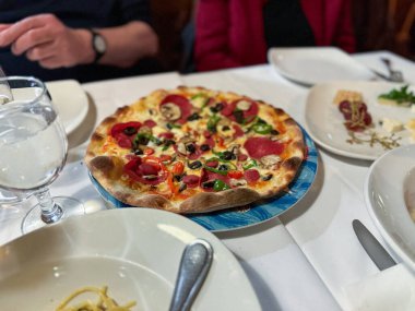 Restoranda servis edilen fesleğenli biberli pizza.