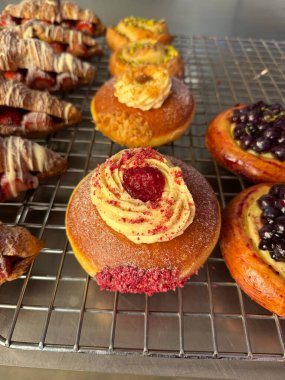 Krem şantili ve kirazlı Berlinli çörekler satılık.