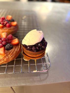 Peynirli krep ve kirazlar pastanede satılmak üzere tel askıda. Yemek hazır.