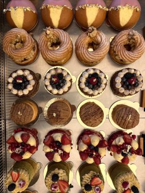 Pasta çeşitleri. Pastane tezgahında çok lezzetli pastalar var. Satılık üst görünüm